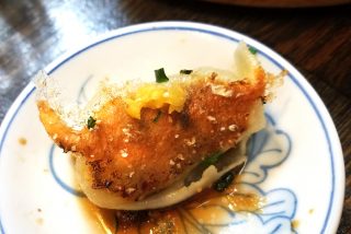 鉄鍋餃子　刻みにんにく乗せ