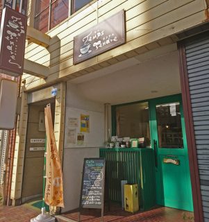 千歳町電停目の前のお店。茶色の看板と緑の扉が目印です。