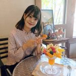 「MilkShake（ミルクセーキ）」の絢優さんとフルーツいわながの「季節のフルーツパフェ」