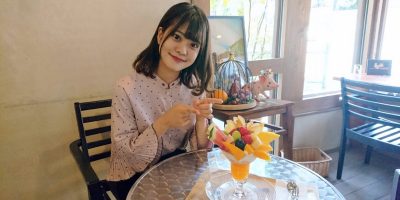 「MilkShake（ミルクセーキ）」の絢優さんとフルーツいわながの「季節のフルーツパフェ」