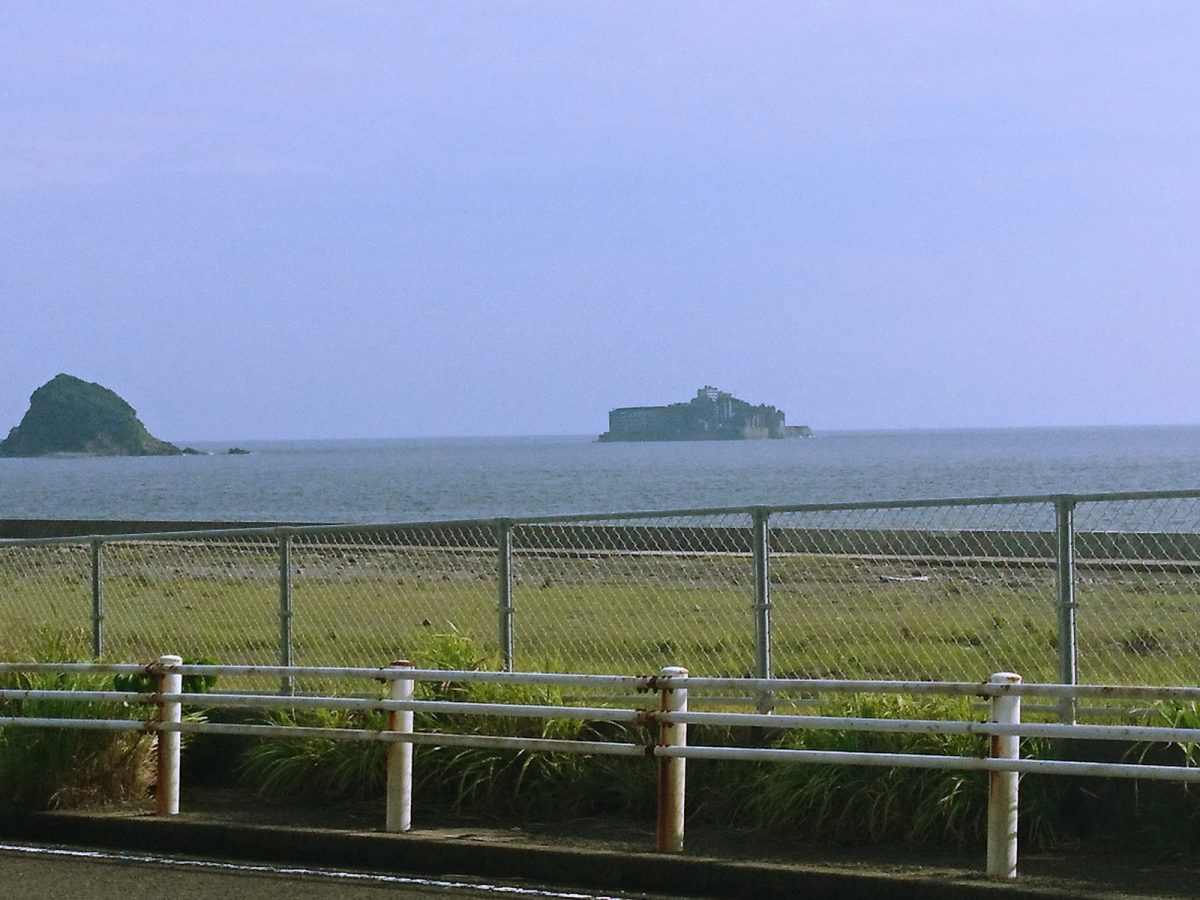 店舗の裏手からは軍艦島が見えます