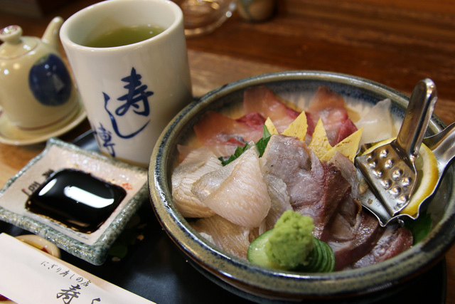 寿し博の「あぶり入り寿し博丼」