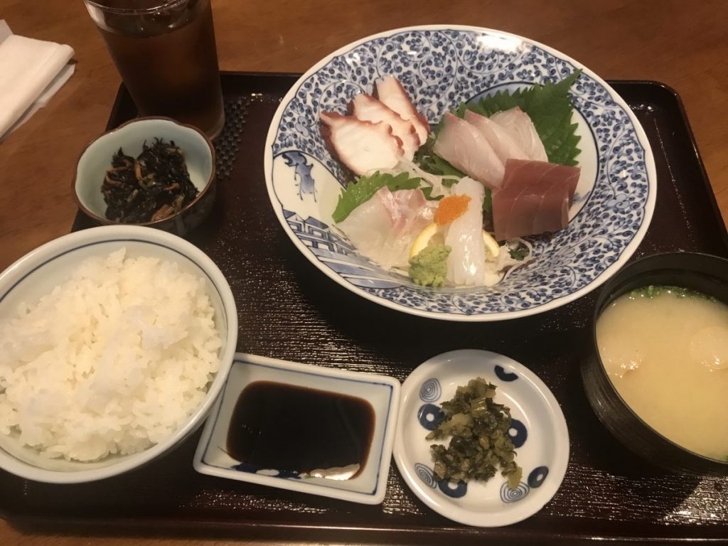 レストランまゆみのおひるの刺身定食