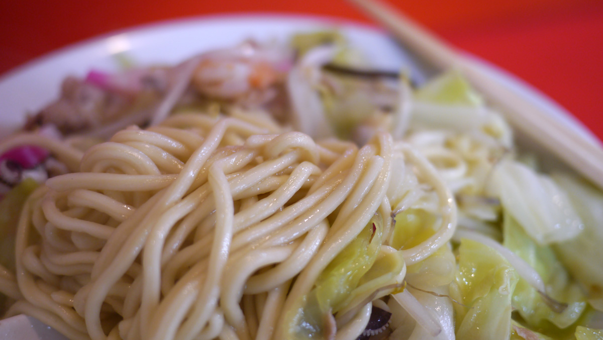 もちもちとした食感の中太麺