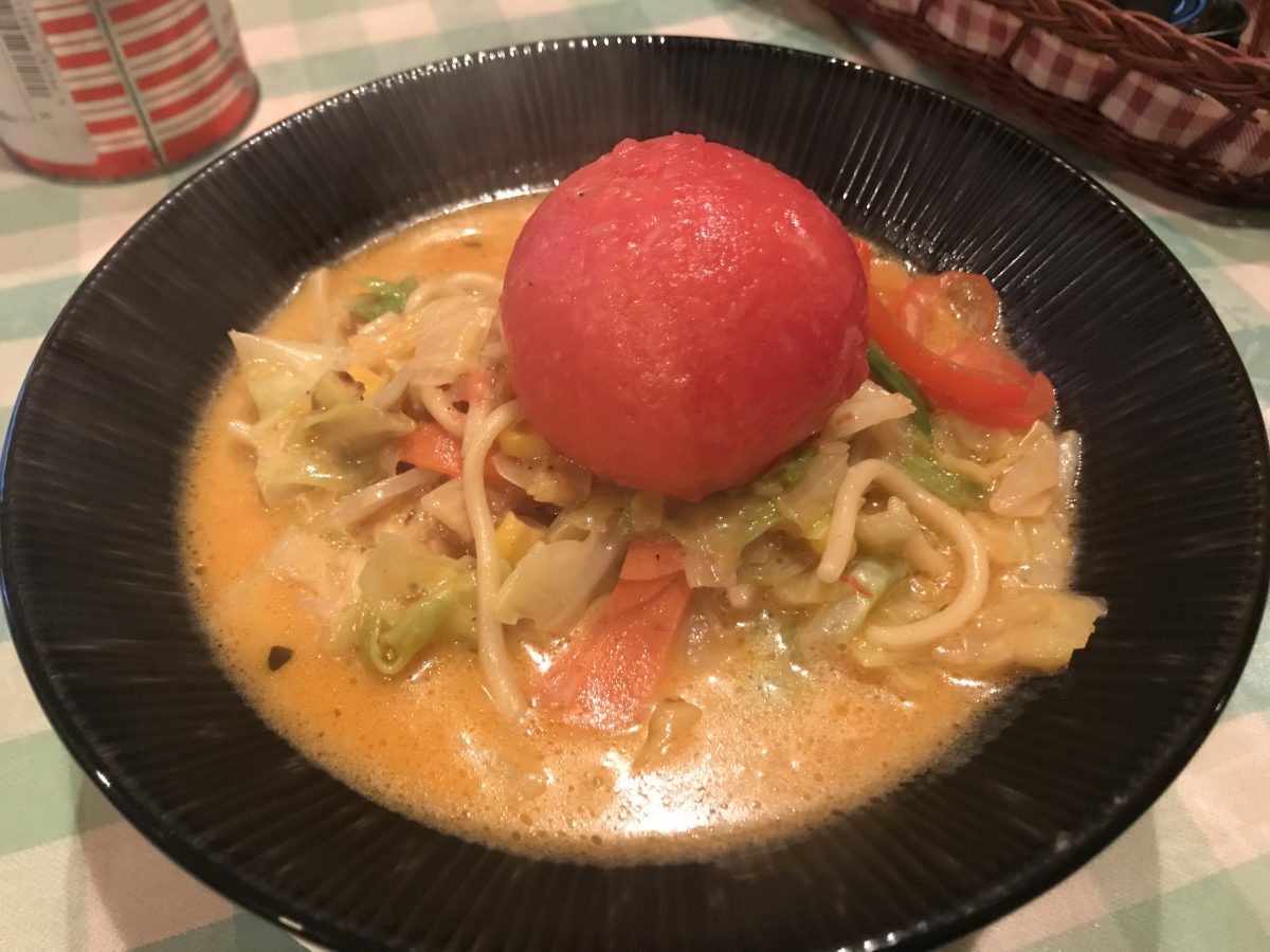 丸ごとトマトのスープカレーちゃんぽん（850円）