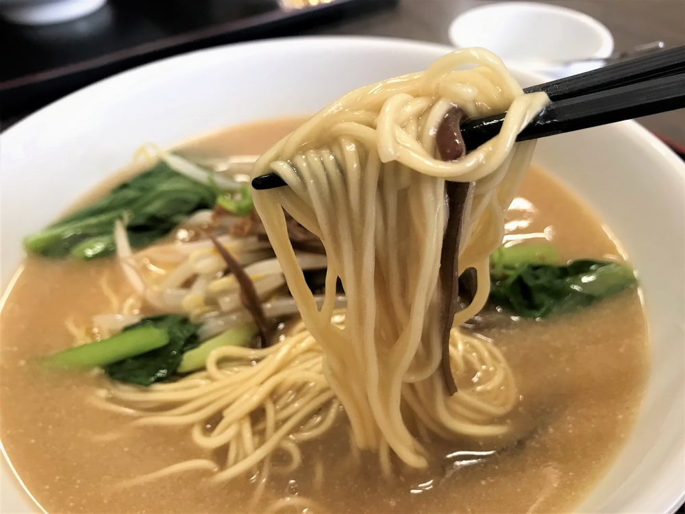 コシのある細麺を使った辛くない担々麺。