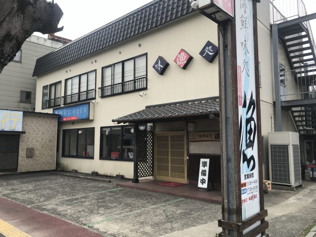 お店の前にも横にも駐車場があります