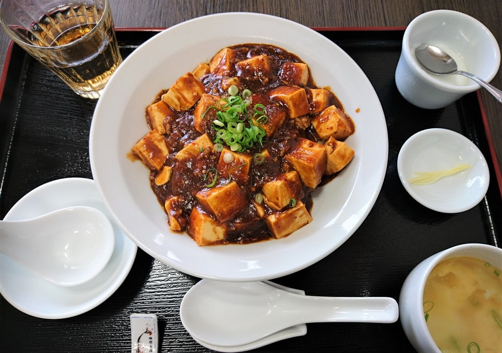 ランチの麻婆丼。単品だとこのボリュームで600円とリーズナブル。