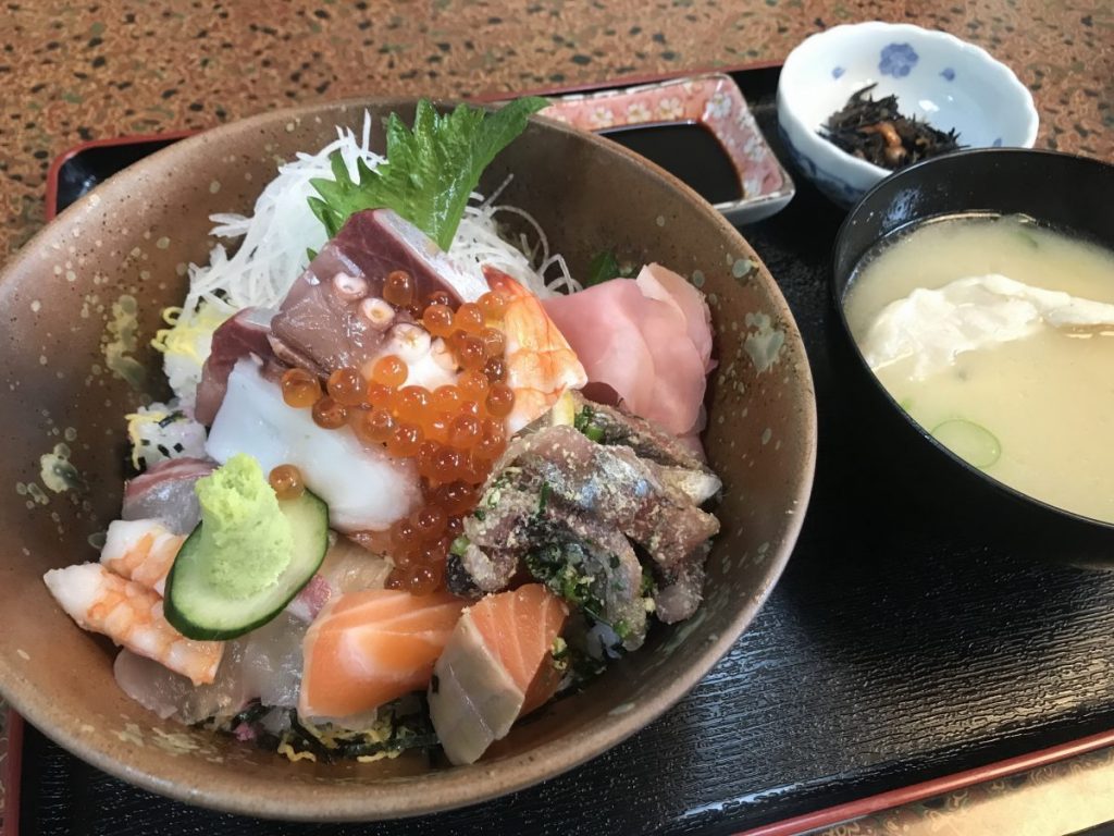 メインの海鮮丼にあら汁、小鉢が付いたセット