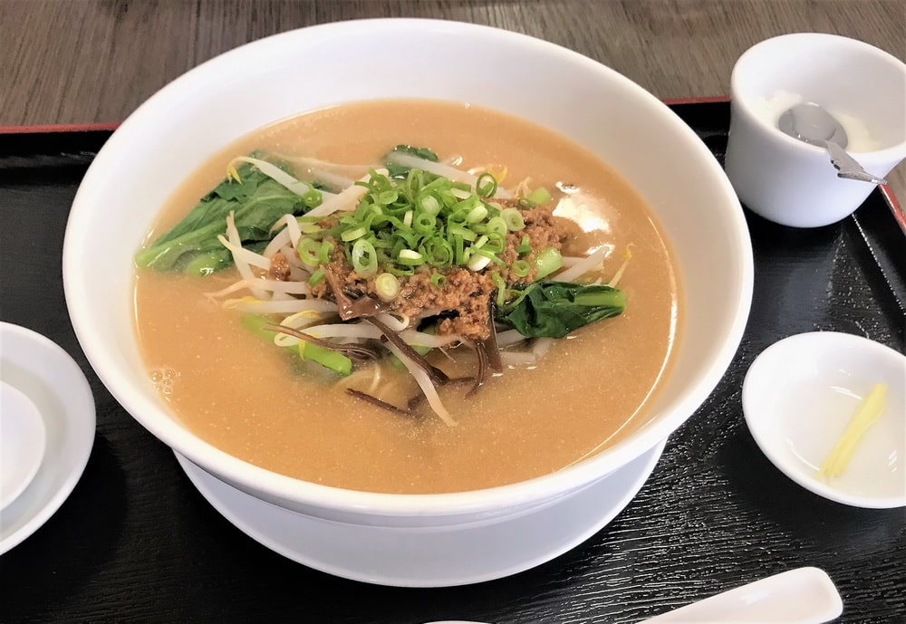 ランチの担々麺。小籠包とセットで1250円。