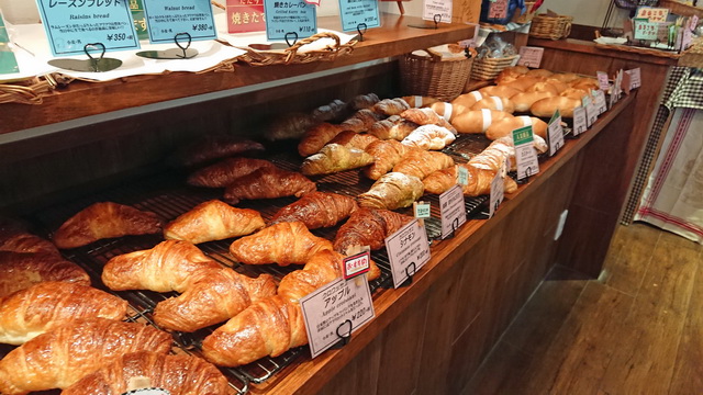 焼き立てのクロワッサンが並ぶ店内