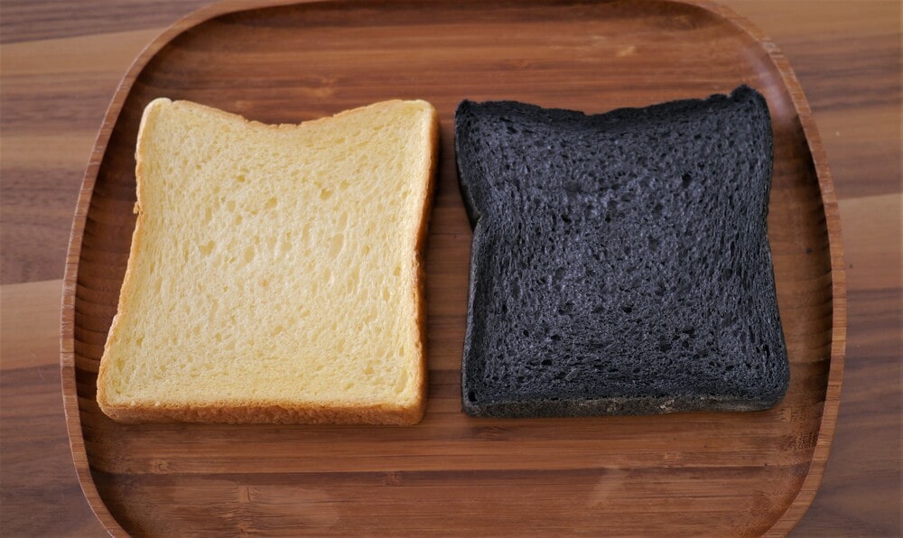 Before（焼く前）。左が人参パン。右が竹炭食パン。