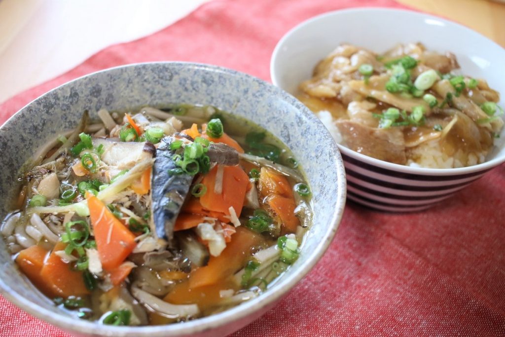 「椿そば」（左）と「あごだし豚丼」