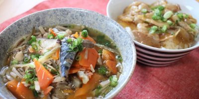 「椿そば」（左）と「あごだし豚丼」