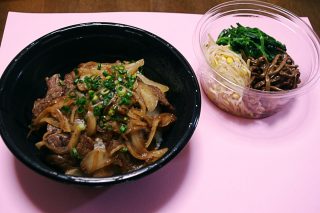 カルビ丼とナムル3種盛り（600円）