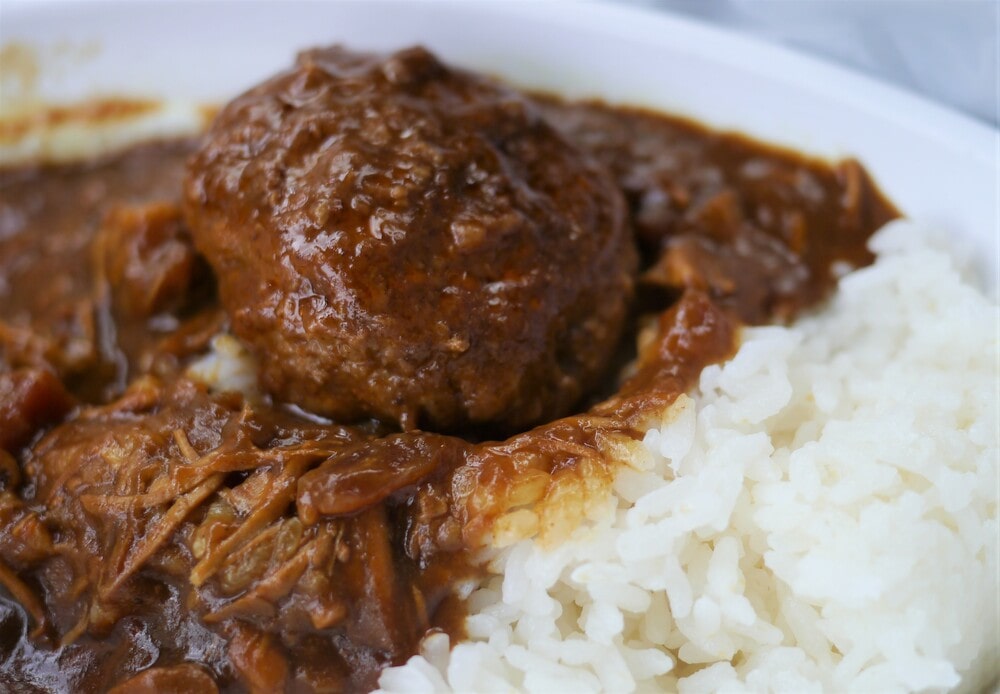 カレーにハンバーグを乗せていただきます