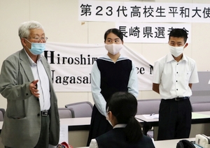 高校生１万人署名活動実行委員会の集会で、粘り強い活動を呼び掛ける平野さん（左）＝５月３１日、長崎市大黒町、長崎自治労会館