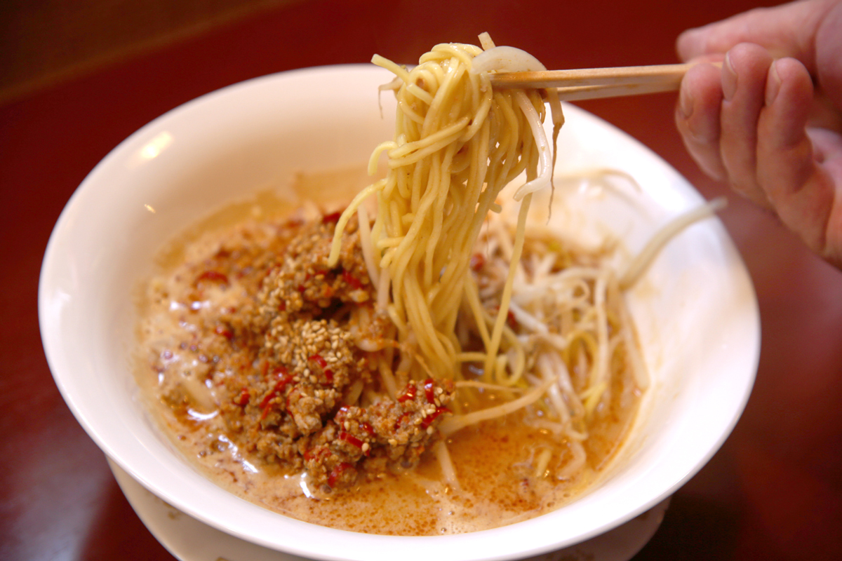 濃厚なスープがトロリと絡む、ストレートの中太麺