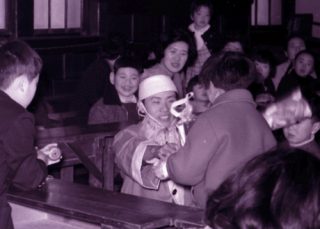 あすなろ会が開いたクリスマス会でサンタクロースに扮する平野さん（中央）＝１９６７年１２月（奥田さん提供）
