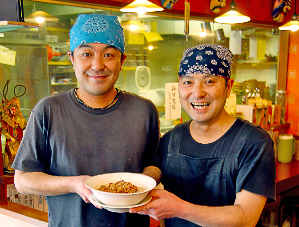 店主の水口秀治さん（左）と弟の義治さん兄弟。どちらも東京で料理修業した職人ながら、人を楽しませることが大好きというエンターテイナーでもあります 