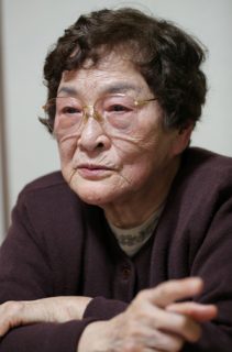 東京大空襲の被災体験を語る柴谷さん＝長崎市内