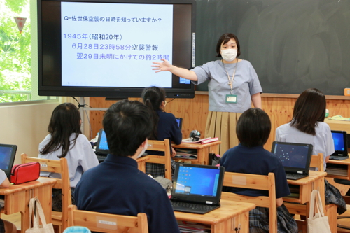 道徳の授業で佐世保空襲について取り上げる高山教諭＝佐世保市、九州文化学園小中学校