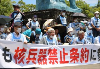 「反核９の日座り込み」に参加し続けている平野さん（前列中央）＝６月９日、長崎市、平和公園