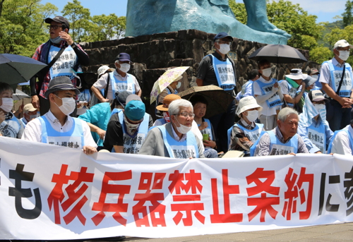 「反核９の日座り込み」に参加し続けている平野さん（前列中央）＝６月９日、長崎市、平和公園