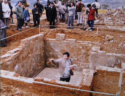 浦上刑務支所の死刑場跡に入り、市民向けに遺構を説明する平野さん（下）＝１９９２年、長崎市松山町、平和公園（平野さん提供）