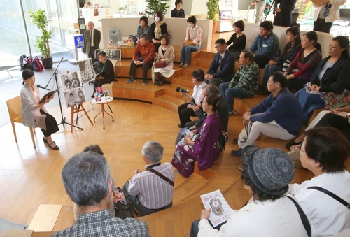 永遠の会が毎月９日に長崎原爆資料館で実施している朗読会＝２０１６年４月、長崎市平野町