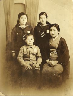 満州時代の（手前左から）木本和義さん、母ツルさん、（後ろ左から）長姉チエ子さん、次姉ミツ子さん（木本さん提供）