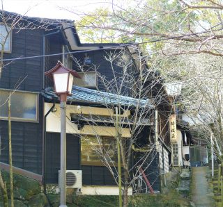 桜や菖蒲の名所でもある大村城（玖島城）内にあるお茶屋さんです