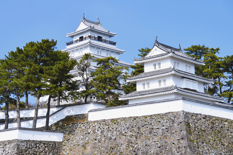 島原城築城400 年記念にあわせて、お⾊直しをした⽩亜の島原城天守閣。今も島原のまちの中⼼にそびえる美しいシンボルとなっている。